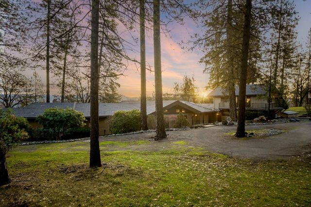 20990 Tiger Tail Rd, Grass Valley, CA 95949
