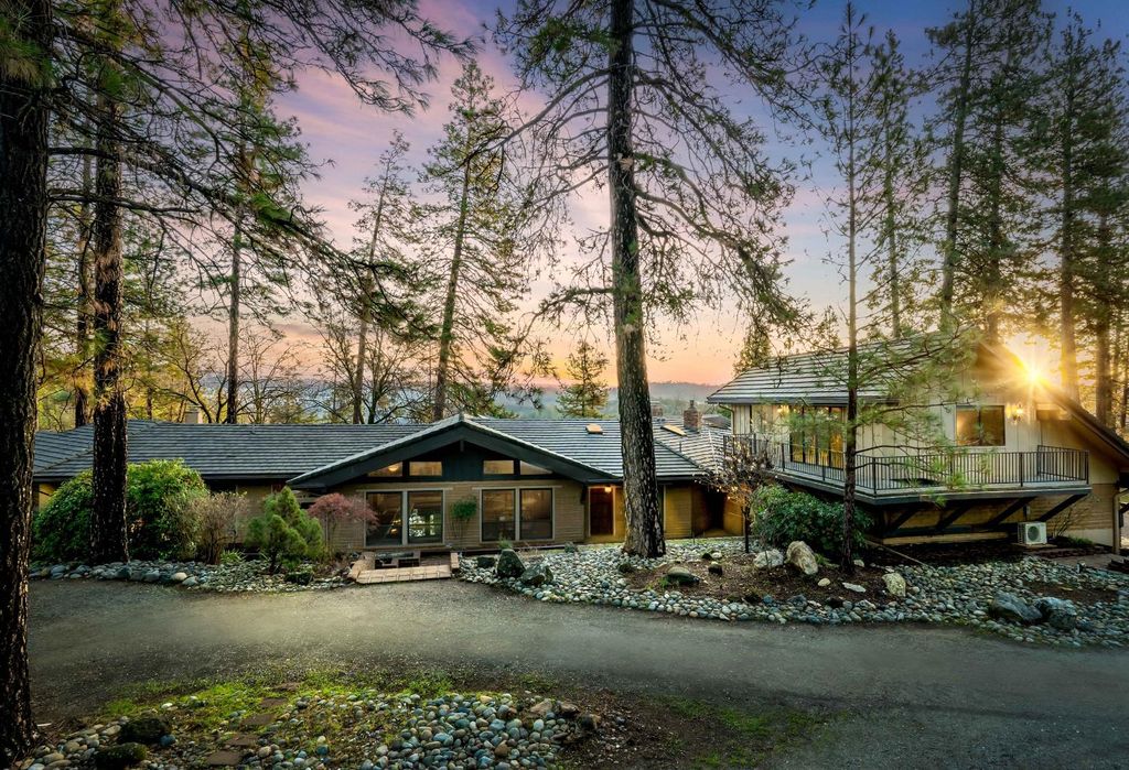 20990 Tiger Tail Rd, Grass Valley, CA 95949