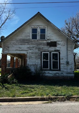 302 S Lane Street, Decatur, TX 76234