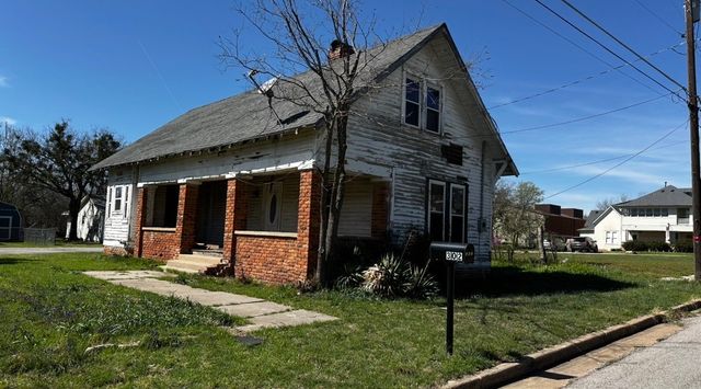 302 S Lane Street, Decatur, TX 76234