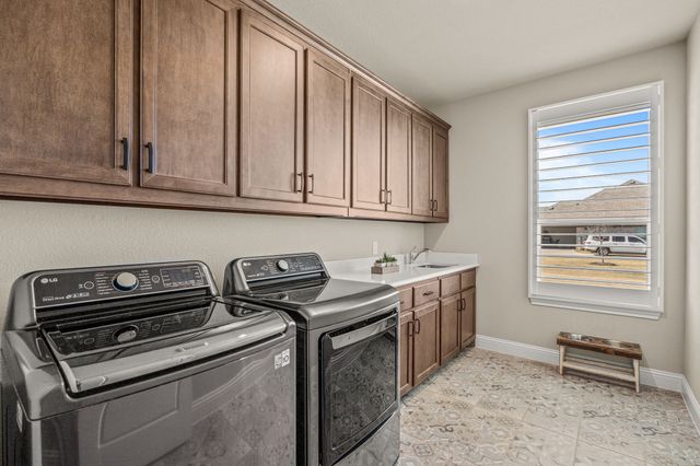 180 Waterview Drive, Gunter, TX 75058