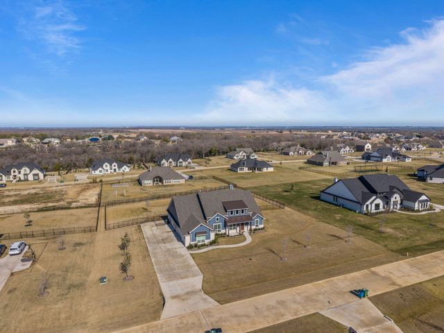 180 Waterview Drive, Gunter, TX 75058