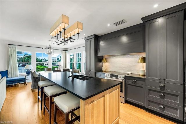 1437 Sandpiper ST, Naples, FL 34102