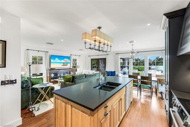 1437 Sandpiper ST, Naples, FL 34102