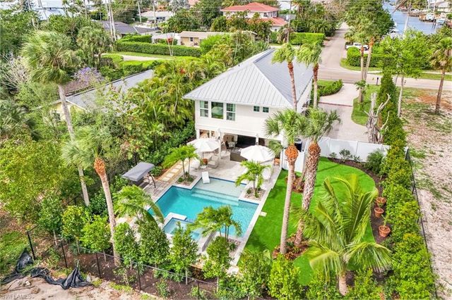 1437 Sandpiper ST, Naples, FL 34102