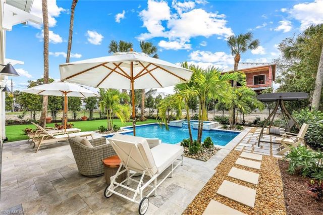 1437 Sandpiper ST, Naples, FL 34102