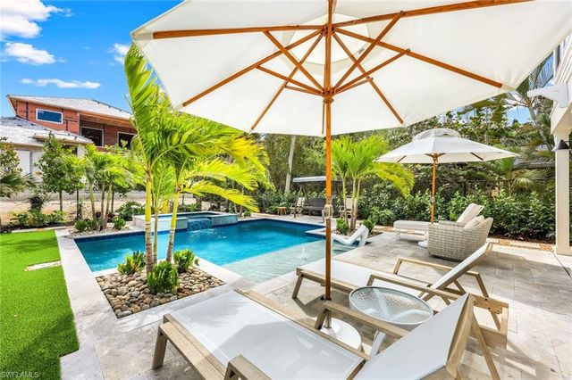 1437 Sandpiper ST, Naples, FL 34102