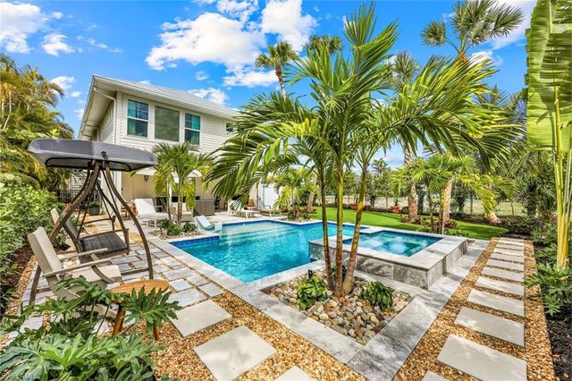 1437 Sandpiper ST, Naples, FL 34102