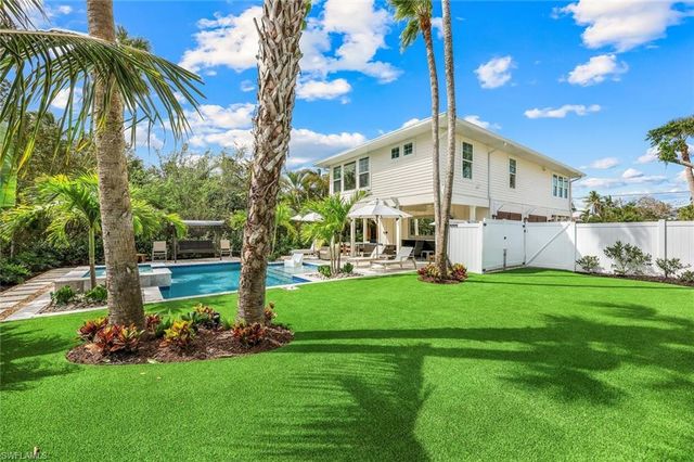 1437 Sandpiper ST, Naples, FL 34102