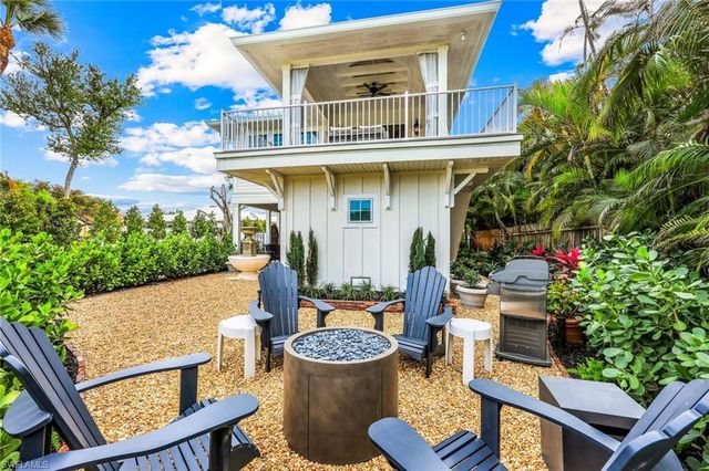 1437 Sandpiper ST, Naples, FL 34102