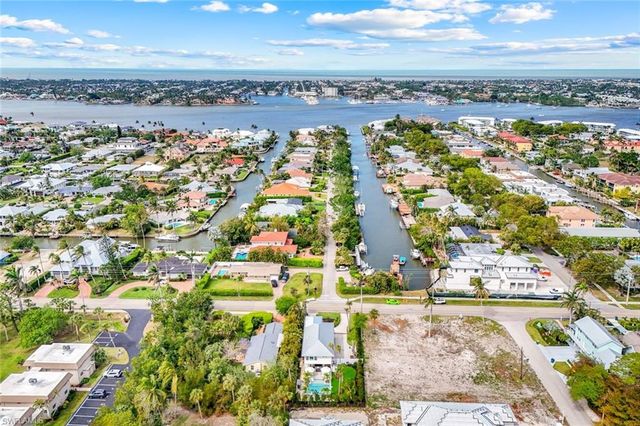 1437 Sandpiper ST, Naples, FL 34102