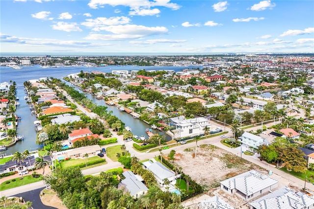 1437 Sandpiper ST, Naples, FL 34102