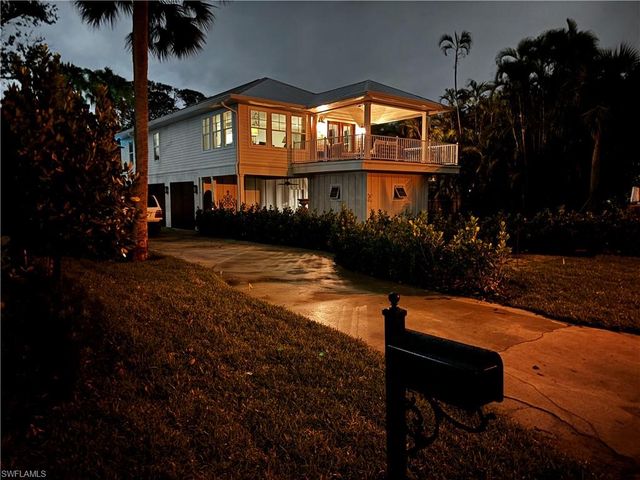 1437 Sandpiper ST, Naples, FL 34102