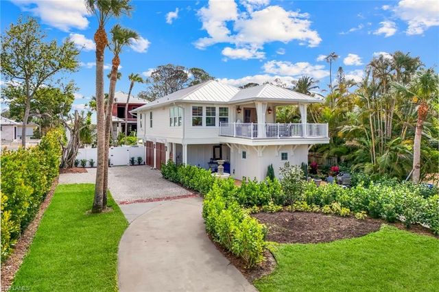 1437 Sandpiper ST, Naples, FL 34102