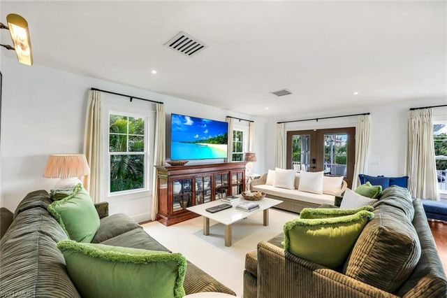 1437 Sandpiper ST, Naples, FL 34102