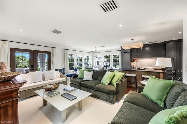 1437 Sandpiper ST, Naples, FL 34102