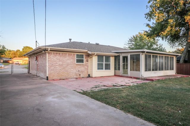 2213 Shady Brook Drive, Bedford, TX 76021