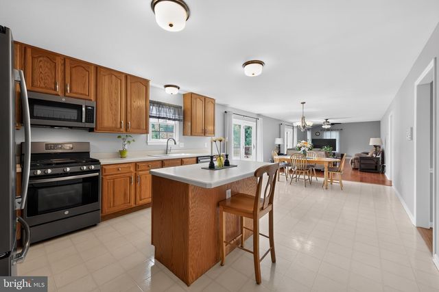 8 SWEETBRIAR CT, Mullica Hill, NJ 08062