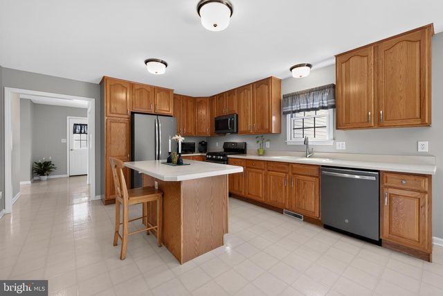 8 SWEETBRIAR CT, Mullica Hill, NJ 08062
