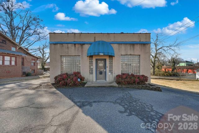 729 1st Avenue SW, Hickory, NC 28602