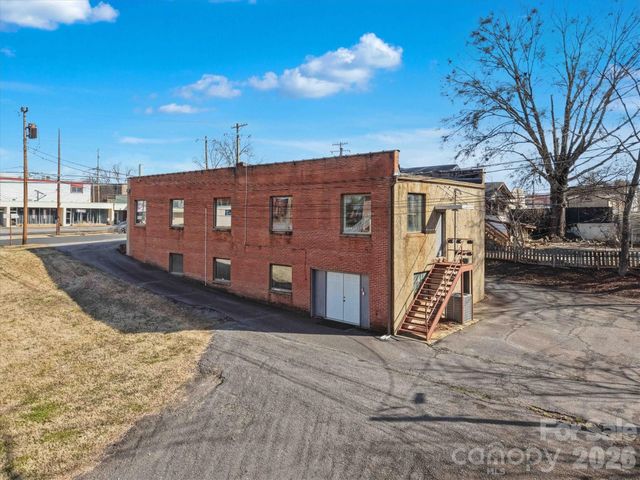 729 1st Avenue SW, Hickory, NC 28602