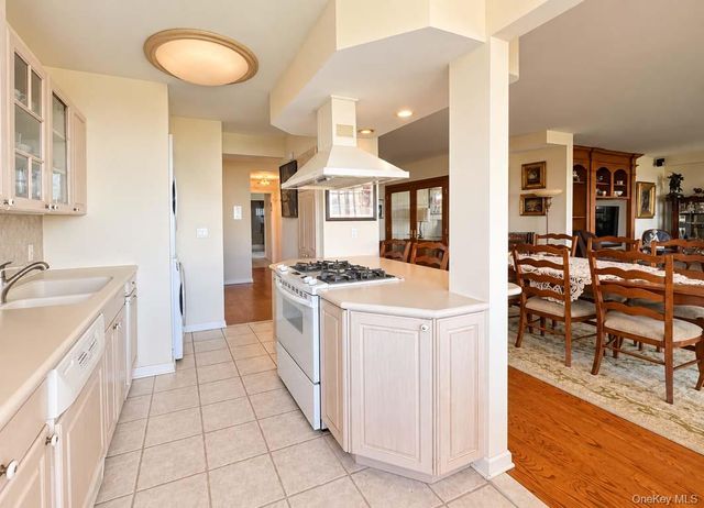 27010 Grand Central Parkway 18E, Floral Park, NY 11005