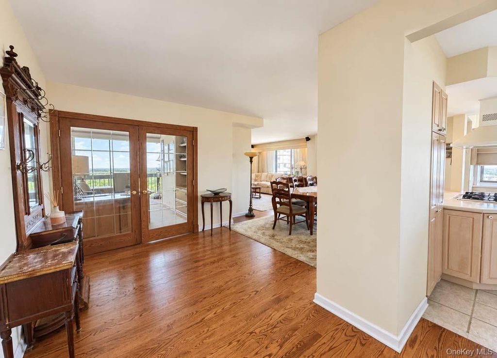 27010 Grand Central Parkway 18E, Floral Park, NY 11005 — photo 2
