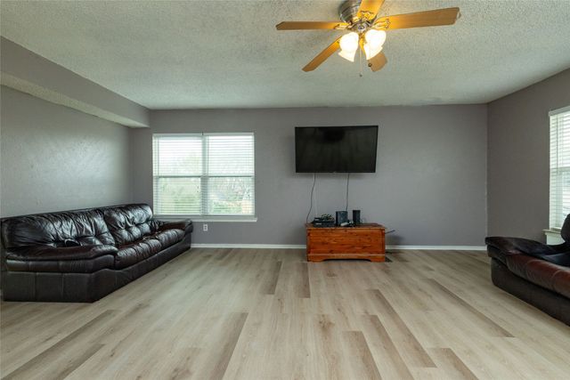 522 Royal Valley Road, Grand Prairie, TX 75052