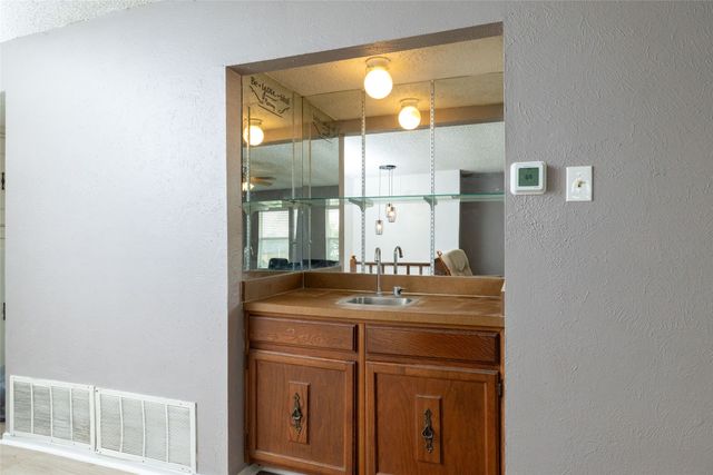 522 Royal Valley Road, Grand Prairie, TX 75052