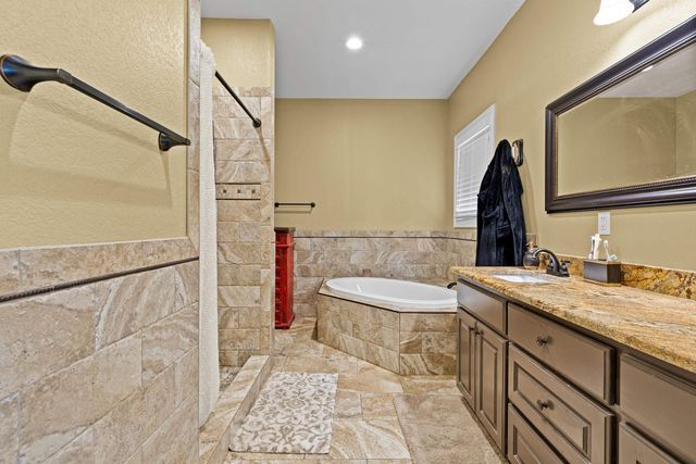 620 Town Oaks Cir, Kilgore, TX 75662