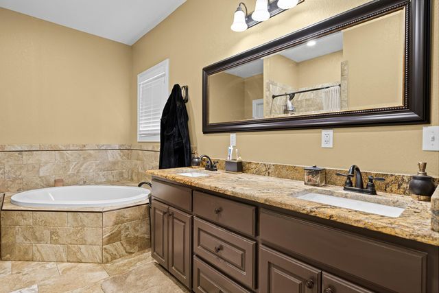 620 Town Oaks Cir, Kilgore, TX 75662