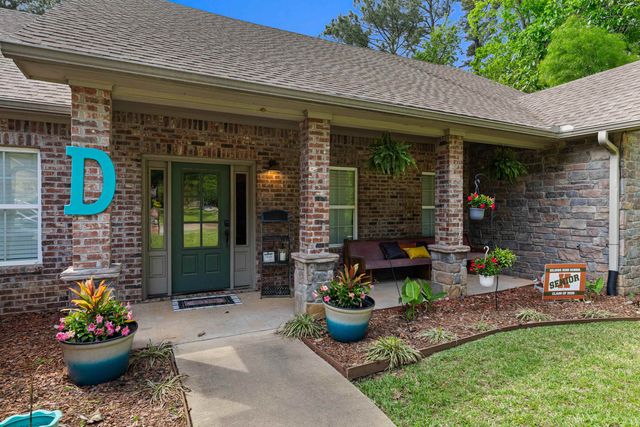 620 Town Oaks Cir, Kilgore, TX 75662