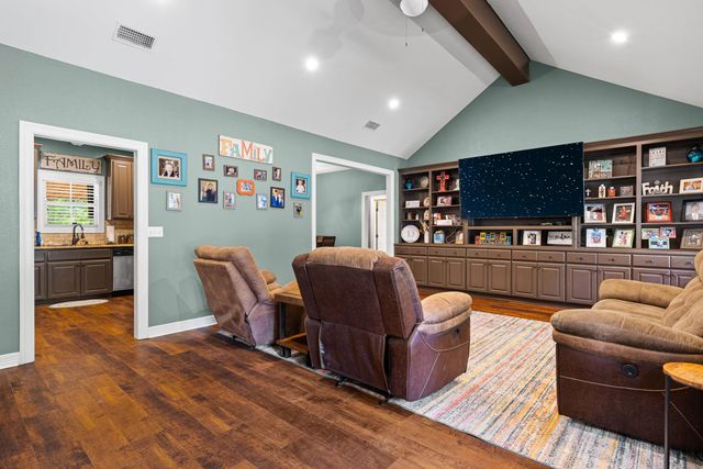 620 Town Oaks Cir, Kilgore, TX 75662