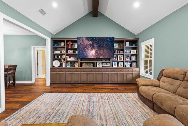 620 Town Oaks Cir, Kilgore, TX 75662