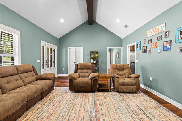 620 Town Oaks Cir, Kilgore, TX 75662