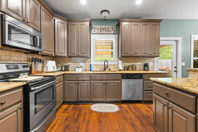 620 Town Oaks Cir, Kilgore, TX 75662