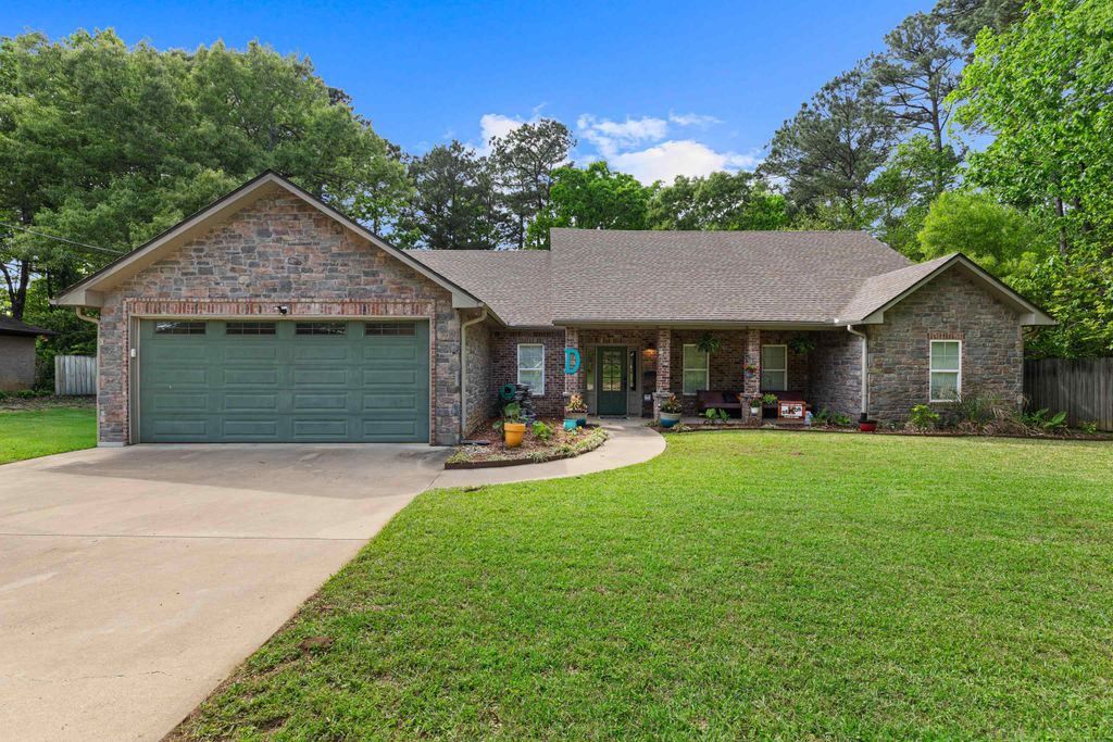 620 Town Oaks Cir, Kilgore, TX 75662