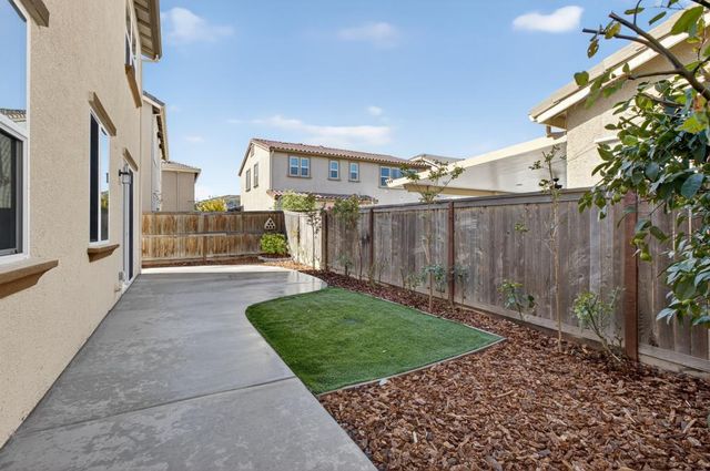 8733 Nakota Way, Sacramento, CA 95828