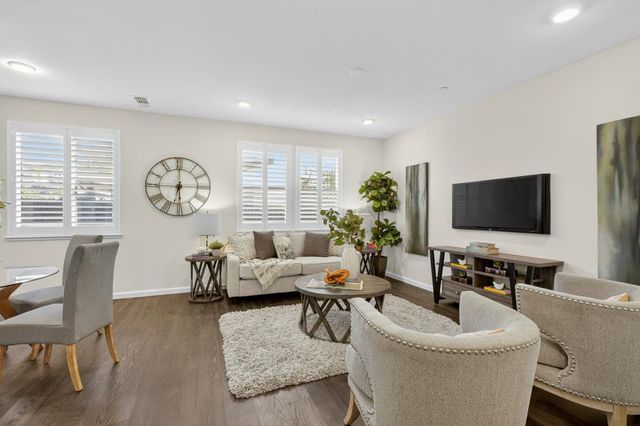 8733 Nakota Way, Sacramento, CA 95828