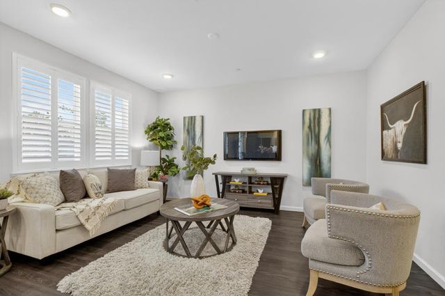 8733 Nakota Way, Sacramento, CA 95828