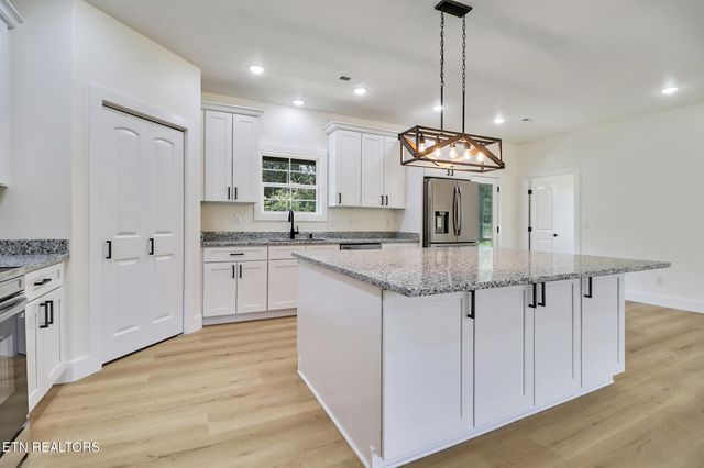 1468 Taylor Place Rd, Jamestown, TN 38556