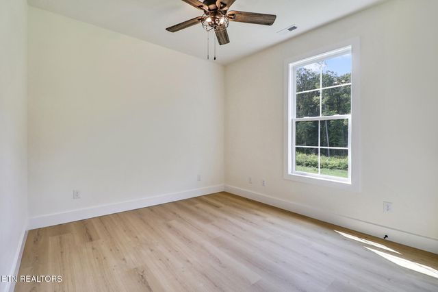 1468 Taylor Place Rd, Jamestown, TN 38556