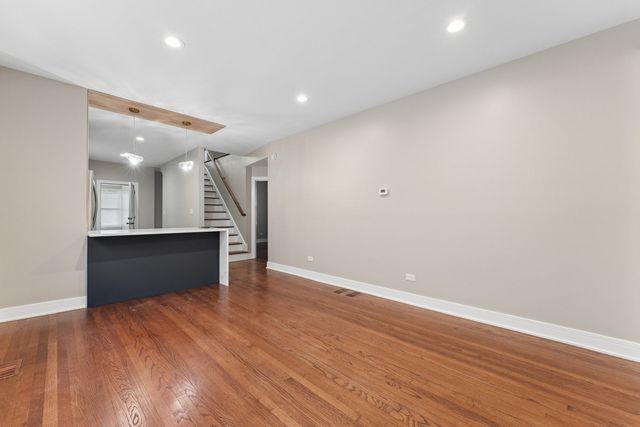 8015 S Paxton Avenue, Chicago, IL 60617