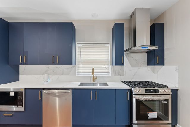 8015 S Paxton Avenue, Chicago, IL 60617
