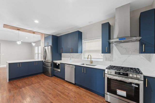 8015 S Paxton Avenue, Chicago, IL 60617
