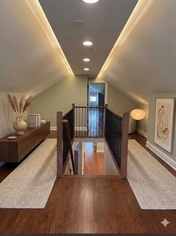 8015 S Paxton Avenue, Chicago, IL 60617