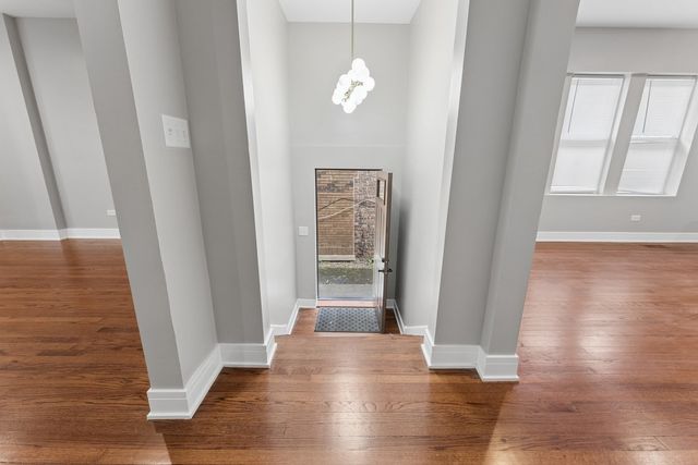 8015 S Paxton Avenue, Chicago, IL 60617