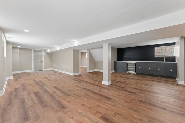 8015 S Paxton Avenue, Chicago, IL 60617