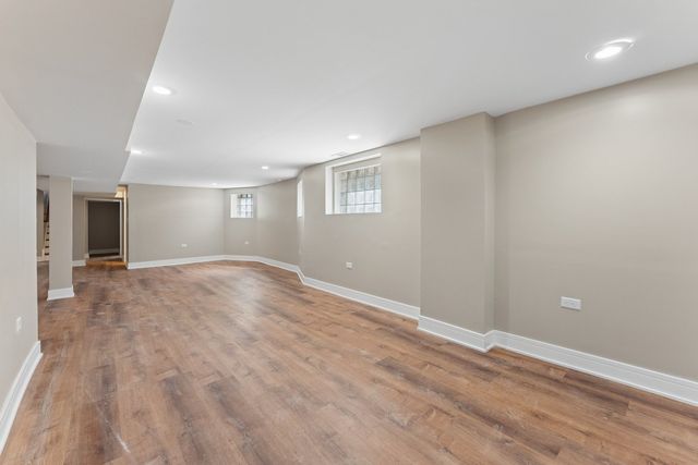 8015 S Paxton Avenue, Chicago, IL 60617
