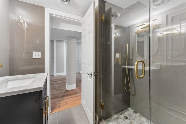 8015 S Paxton Avenue, Chicago, IL 60617